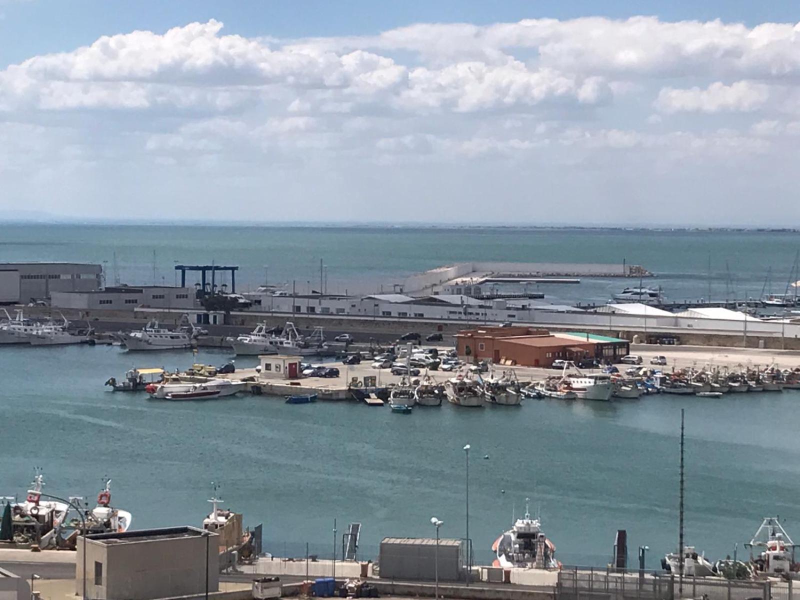 B&B Piazza Marconi Manfredonia Bagian luar foto