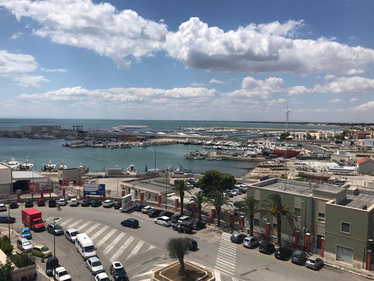 B&B Piazza Marconi Manfredonia Bagian luar foto